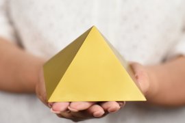 Titanová pyramida 10x10 cm "zlatá"